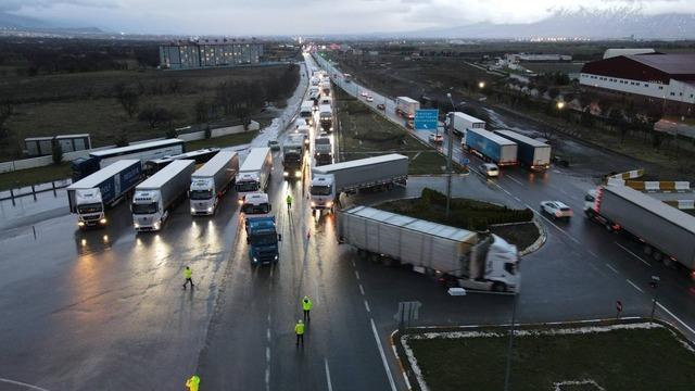 Erzincan’da kar etkisini gösterdi: Geçitlerde trafik kilitlendi 2