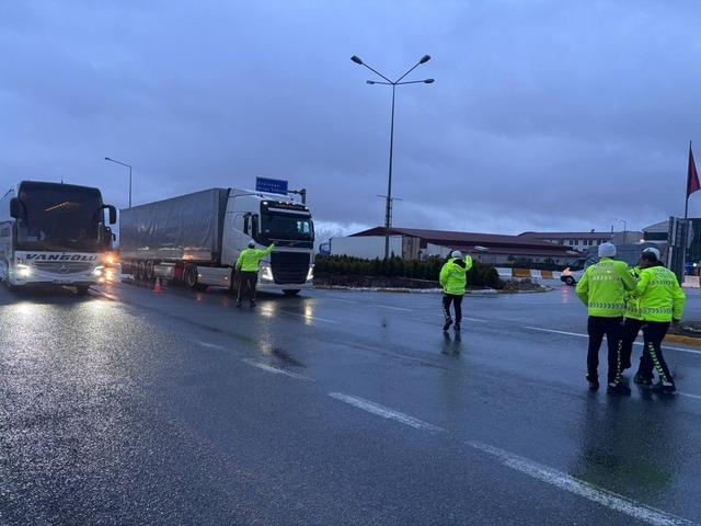 Erzincan’da kar etkisini gösterdi: Geçitlerde trafik kilitlendi 1