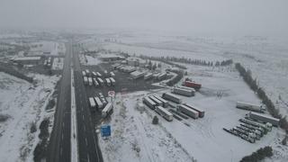 Erzincan’da kar etkisini gösterdi: Geçitlerde trafik kilitlendi