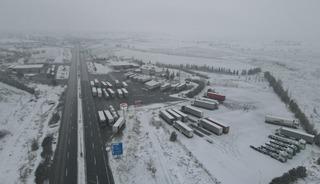 Erzincan&rsquo;da kar etkisini g&ouml;sterdi: Ge&ccedil;itlerde trafik kilitlendi