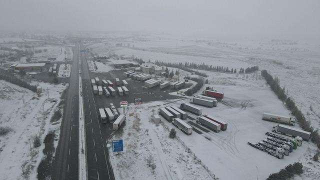 Erzincan’da kar etkisini gösterdi: Geçitlerde trafik kilitlendi