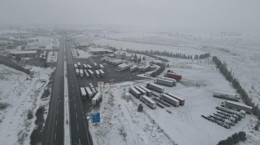 Erzincan&rsquo;da kar etkisini g&ouml;sterdi: Ge&ccedil;itlerde trafik kilitlendi