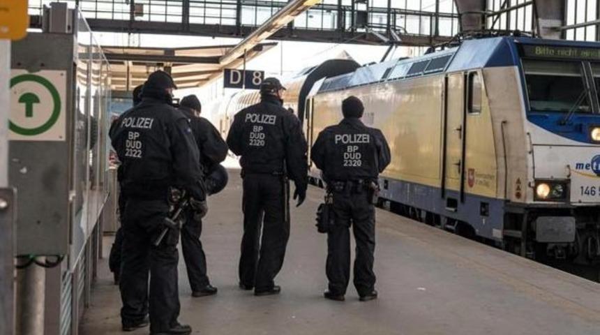 Almanya'da 19 yaşındaki genç kıza trende tecavüz edildi! Bütün yolcular gözaltına alındı!