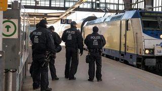 Almanya'da 19 yaşındaki genç kıza trende tecavüz edildi! Bütün yolcular gözaltına alındı!