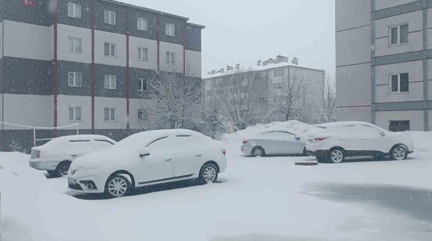 Bitlis nisan ayında yeniden beyaza b&uuml;r&uuml;nd&uuml;