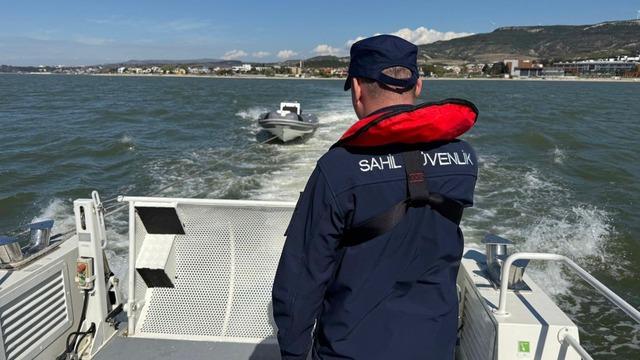 Çanakkale’de sürüklenen bottaki 3 kişi kurtarıldı