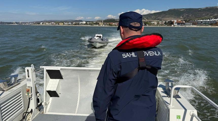 &Ccedil;anakkale&rsquo;de s&uuml;r&uuml;klenen bottaki 3 kişi kurtarıldı