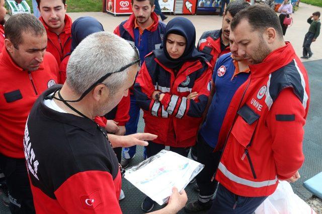 Rize’de UMKE personeline ‘Oryantiring, harita ve pusula kullanımı’ eğitimi