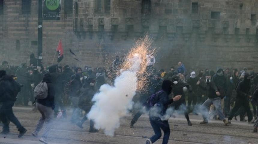 Fransa karıştı! Göstericiler ortalığı savaş alanına çevirdi