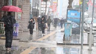 Son dakika: Van'da s&uuml;rpriz nisan karı: 11 yer ulaşıma kapandı