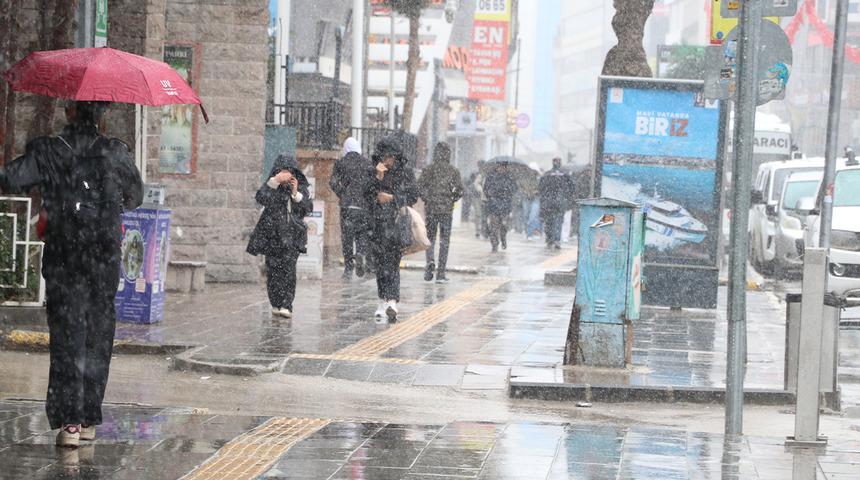 Van'da s&uuml;rpriz nisan karı: 11 yer ulaşıma kapandı