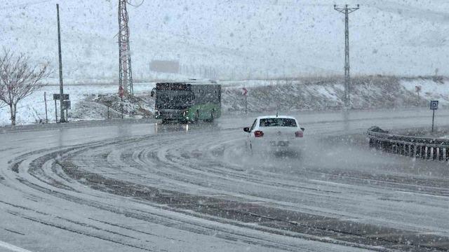 Van&rsquo;da 11 yerleşim yerinin yolu ulaşıma kapandı 2