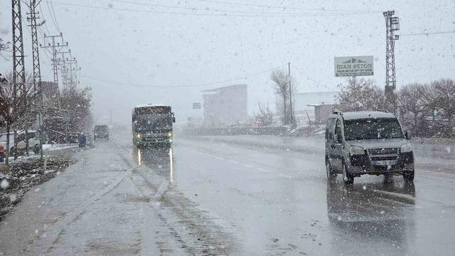 Van’da 11 yerleşim yerinin yolu ulaşıma kapandı