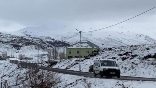 Ağrı’da Nisan ayında kar sürprizi