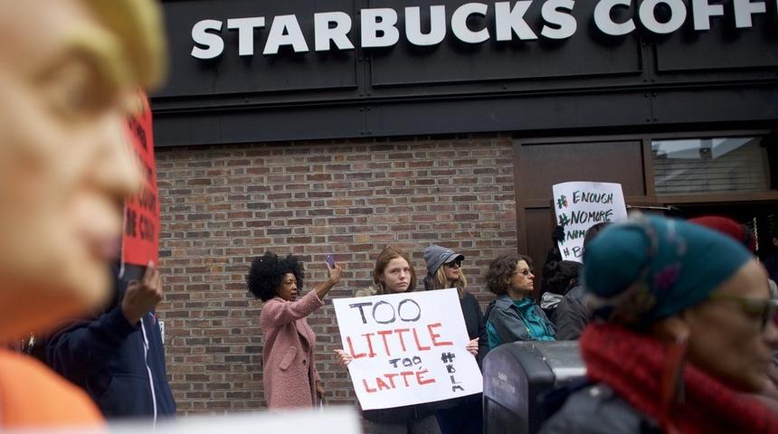 Starbucks sipariş vermek için arkadaşlarını bekleyen müşterileri gözaltına aldırdı, CEO özür diledi