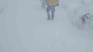 İlkbaharda kar şaşkınlığı, belde yolu ulaşıma kapandı