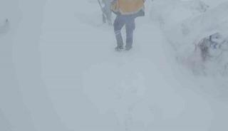 İlkbaharda kar şaşkınlığı, belde yolu ulaşıma kapandı