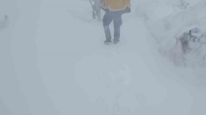 İlkbaharda kar şaşkınlığı, belde yolu ulaşıma kapandı