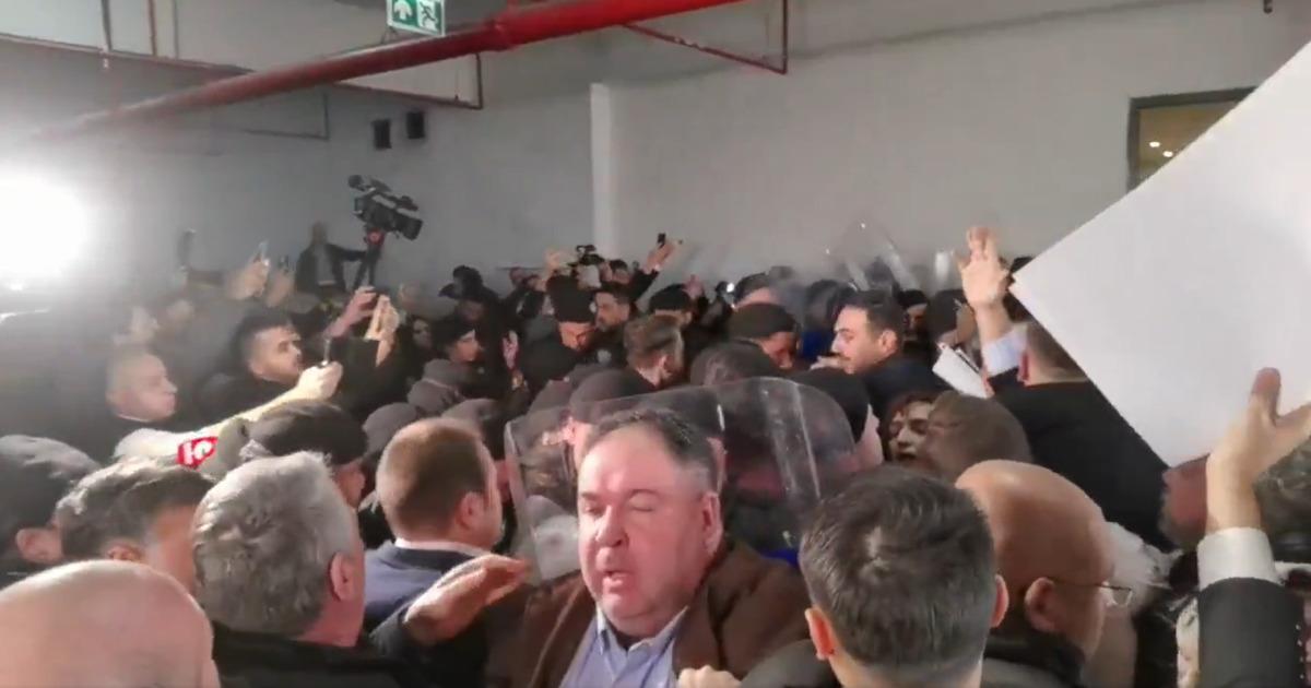 Bursa da se&ccedil;im arbedesi! CHP liler y&uuml;r&uuml;mek istedi polis m&uuml;dahale etti 3