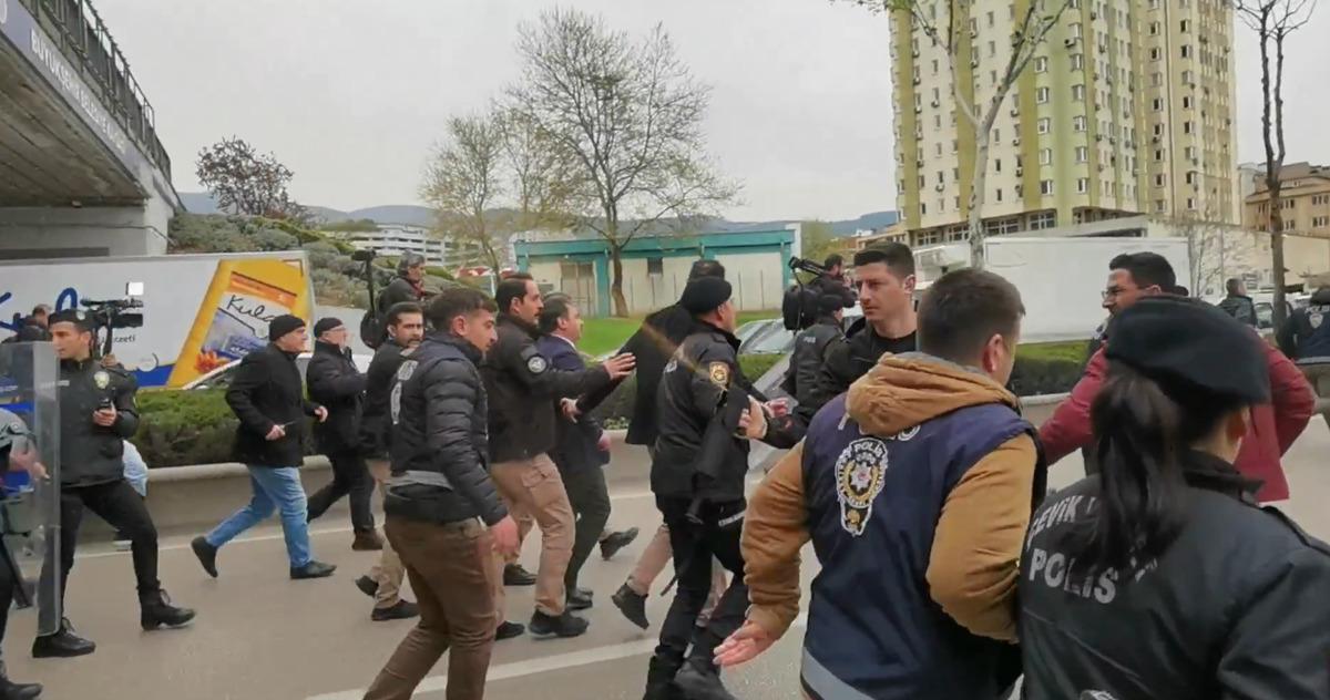 Bursa da se&ccedil;im arbedesi! CHP liler y&uuml;r&uuml;mek istedi polis m&uuml;dahale etti 4