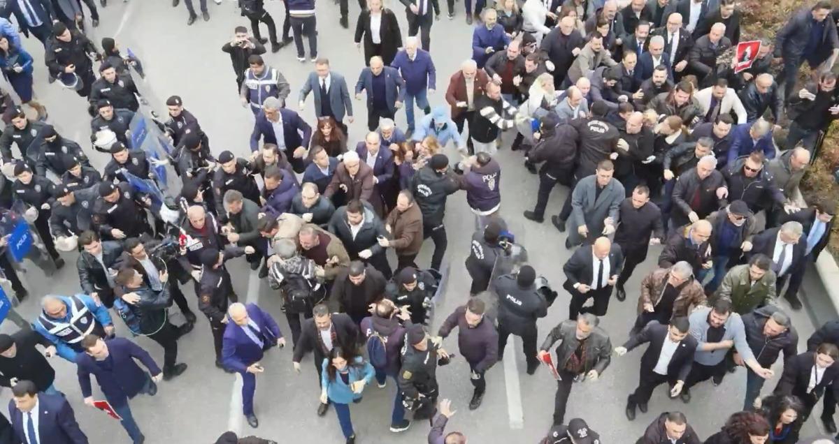Bursa da se&ccedil;im arbedesi! CHP liler y&uuml;r&uuml;mek istedi polis m&uuml;dahale etti 5
