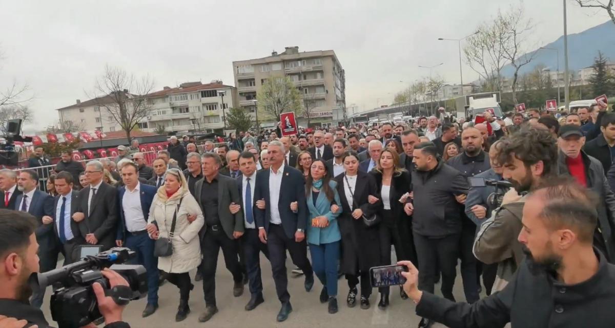 Bursa da se&ccedil;im arbedesi! CHP liler y&uuml;r&uuml;mek istedi polis m&uuml;dahale etti 6