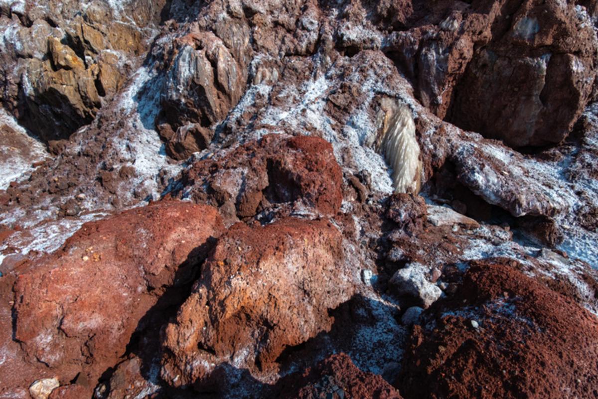 Dünyanın en renkli adası: Toprağından baharat yapılıyor! 4