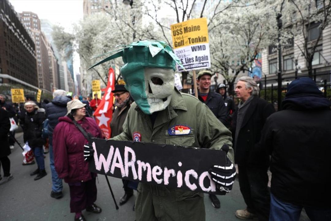 Y&uuml;zlerce insan New York'ta savaş karşıtı g&ouml;steri yaptı 