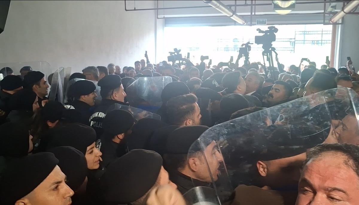 &Ouml;zg&uuml;r &Ouml;zel den Bursa daki se&ccedil;ime sert tepki! "Kime ders verecekler g&ouml;r&uuml;n bakalım" 5