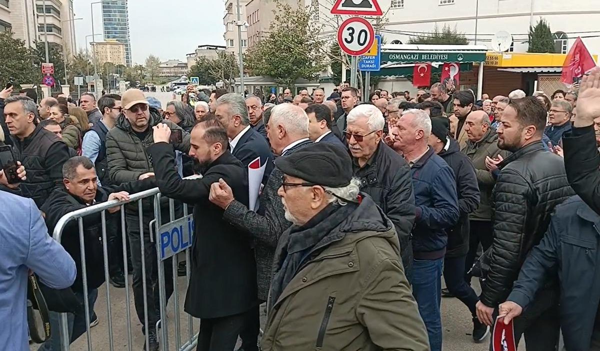 &Ouml;zg&uuml;r &Ouml;zel den Bursa daki se&ccedil;ime sert tepki! "Kime ders verecekler g&ouml;r&uuml;n bakalım" 6
