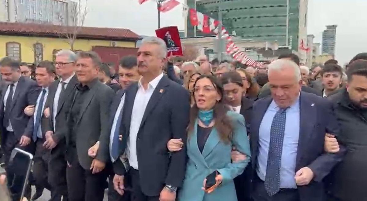 &Ouml;zg&uuml;r &Ouml;zel den Bursa daki se&ccedil;ime sert tepki! "Kime ders verecekler g&ouml;r&uuml;n bakalım" 4