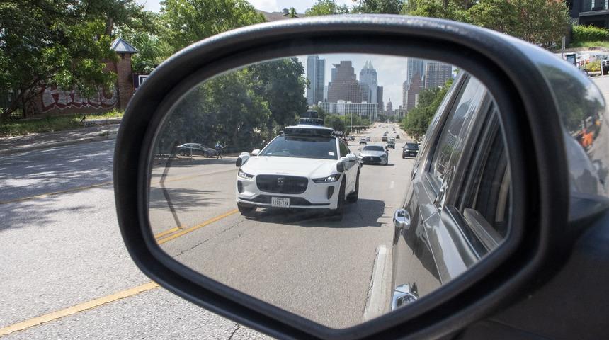 S&uuml;r&uuml;c&uuml;s&uuml;z ara&ccedil;ların trafiğe &ccedil;ıktığı ABD'de 'anne &ouml;rdek' krizi: Sosyal medyada infial yarattı!