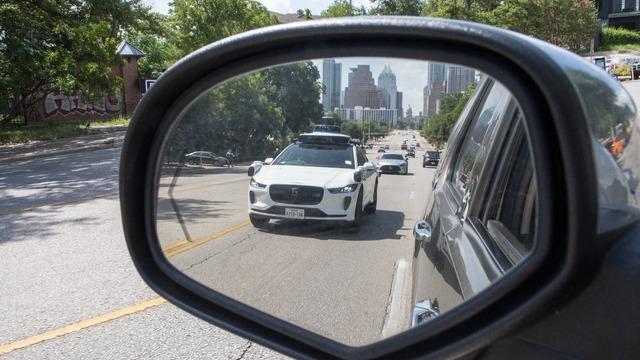 Sürücüsüz araçların trafiğe çıktığı ABD'de 'anne ördek' krizi: Sosyal medyada infial yarattı!