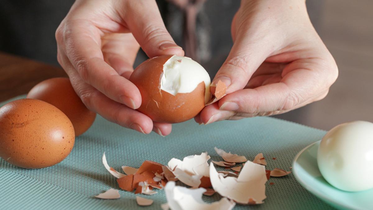 Haşlanmış yumurtayı saniyeler içinde soymanın yolu!