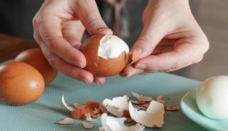 Haşlanmış yumurtayı saniyeler i&ccedil;inde soymanın yolu! 