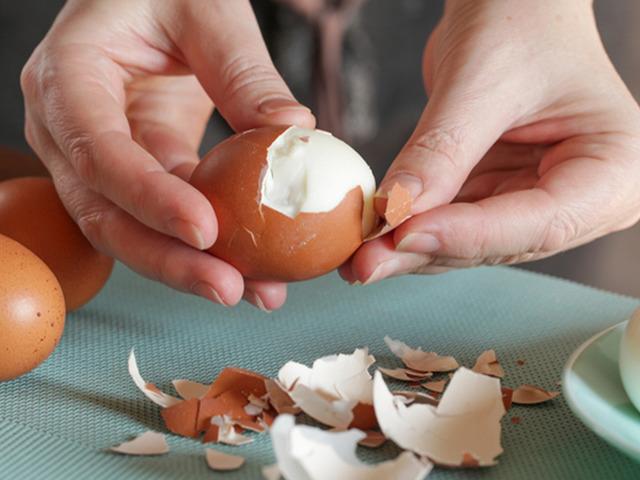 Haşlanmış yumurtayı saniyeler i&ccedil;inde soymanın yolu! 
