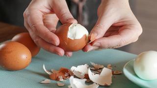 Haşlanmış yumurtayı saniyeler içinde soymanın yolu: Bu yöntem şaşırtıyor!