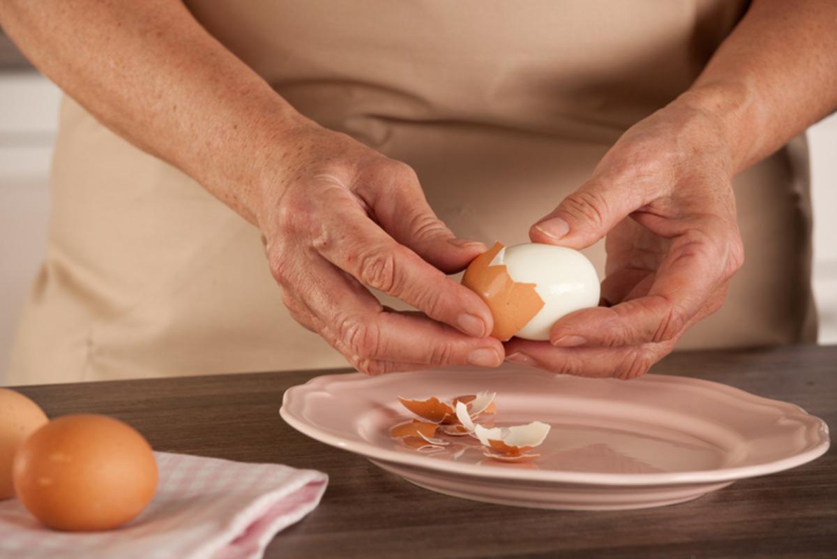 Haşlanmış yumurtayı saniyeler i&ccedil;inde soymanın yolu: Bu y&ouml;ntem şaşırtıyor! 3