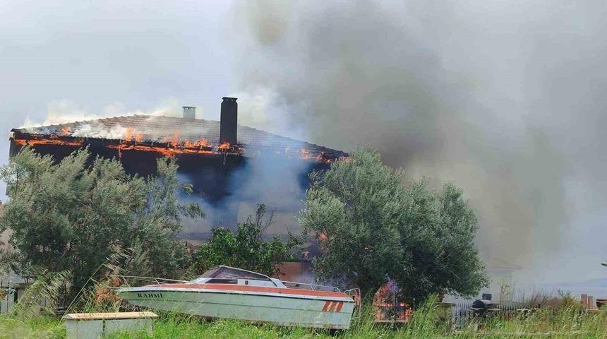 Ayvacık&rsquo;ta villa yangını