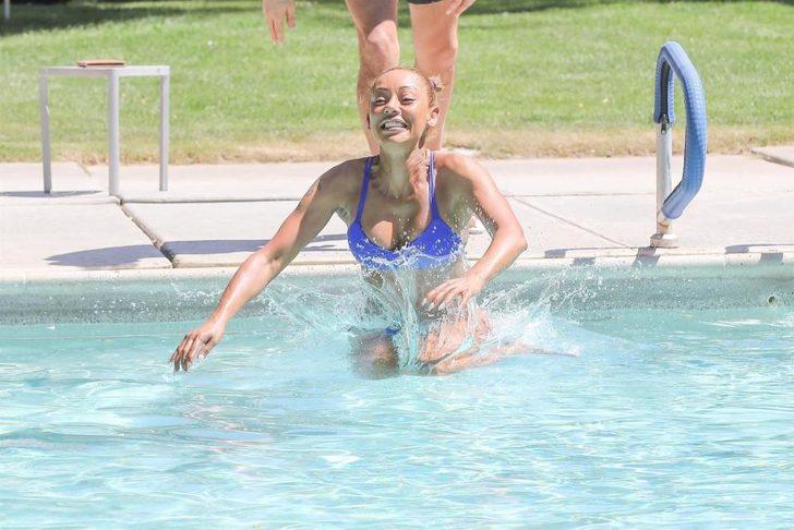 Güzel şarkıcı bikini kurbanı oldu G4