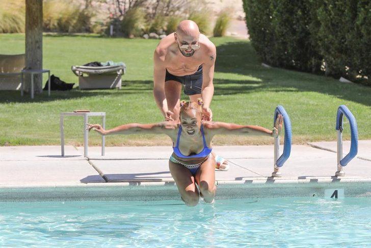 Güzel şarkıcı bikini kurbanı oldu G3