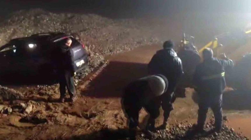 Şırnak&rsquo;ta fırtına ağılı yıktı: 6 koyun telef oldu