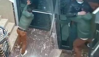 Yere yatırıp, parke taşıyla defalarca kafasına vurdu! 