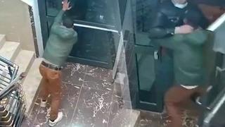 Yere yatırıp, parke taşıyla defalarca kafasına vurdu! Korkunç anlar