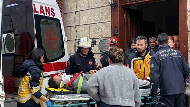 Antalya’da depoya inmek isterken düşen genç yaralandı