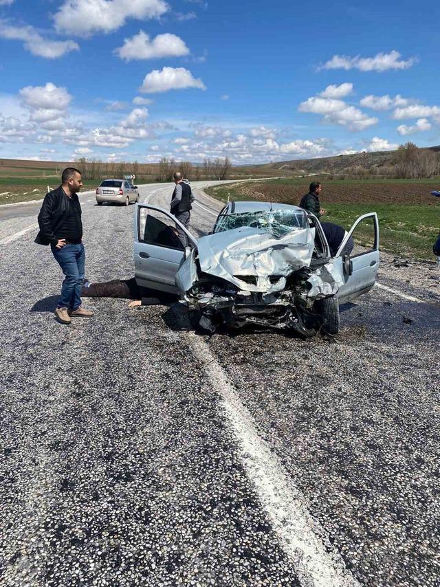 Otomobiller çarpıştı 4 kişi yaralandı 4