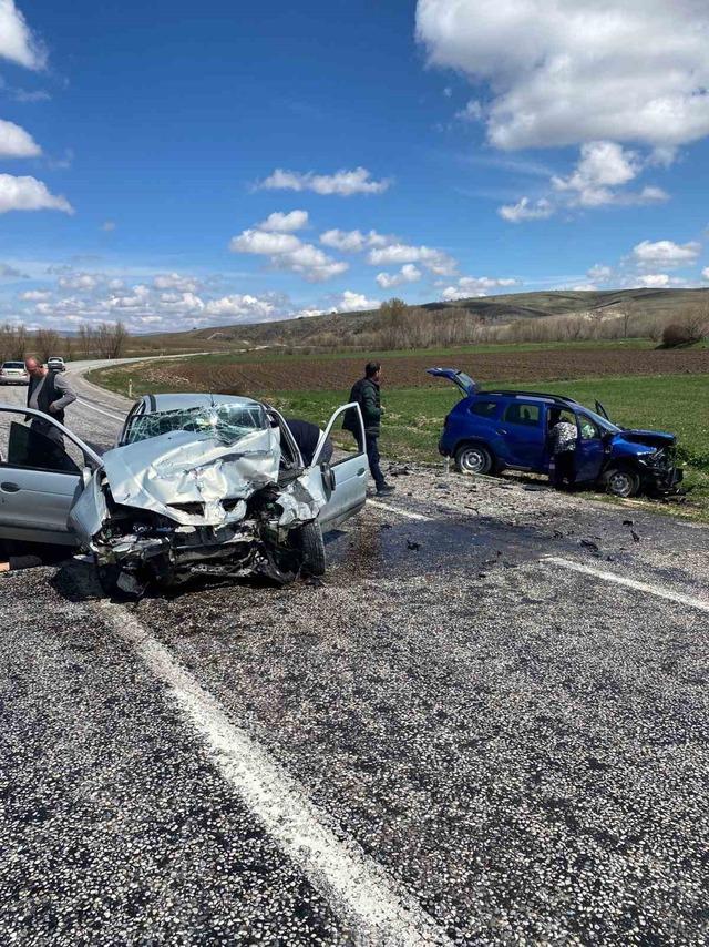 Otomobiller çarpıştı 4 kişi yaralandı 3