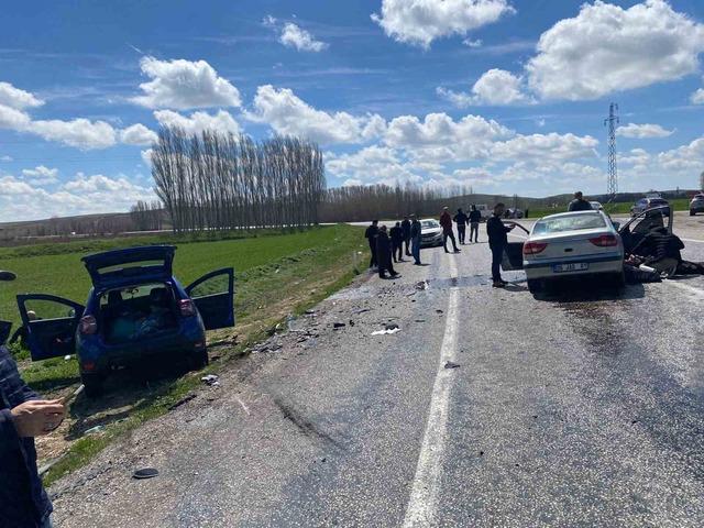 Otomobiller çarpıştı 4 kişi yaralandı 2