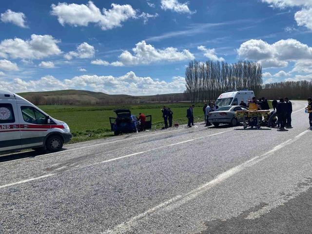 Otomobiller çarpıştı 4 kişi yaralandı 1