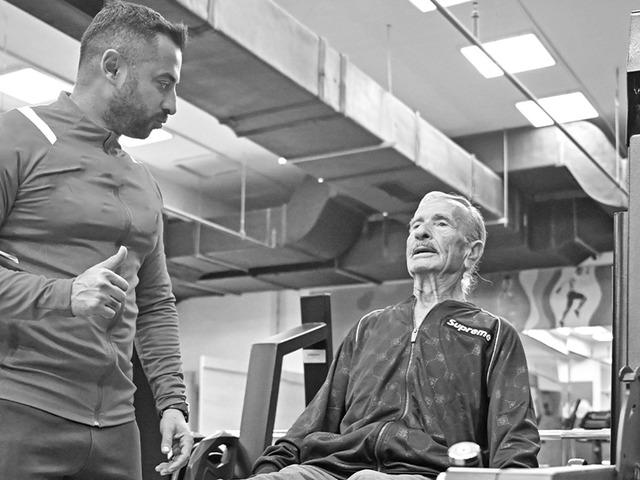 86 yaşında 16'lıklara taş &ccedil;ıkartıyor: "S&uuml;per Dede"nin sırrı